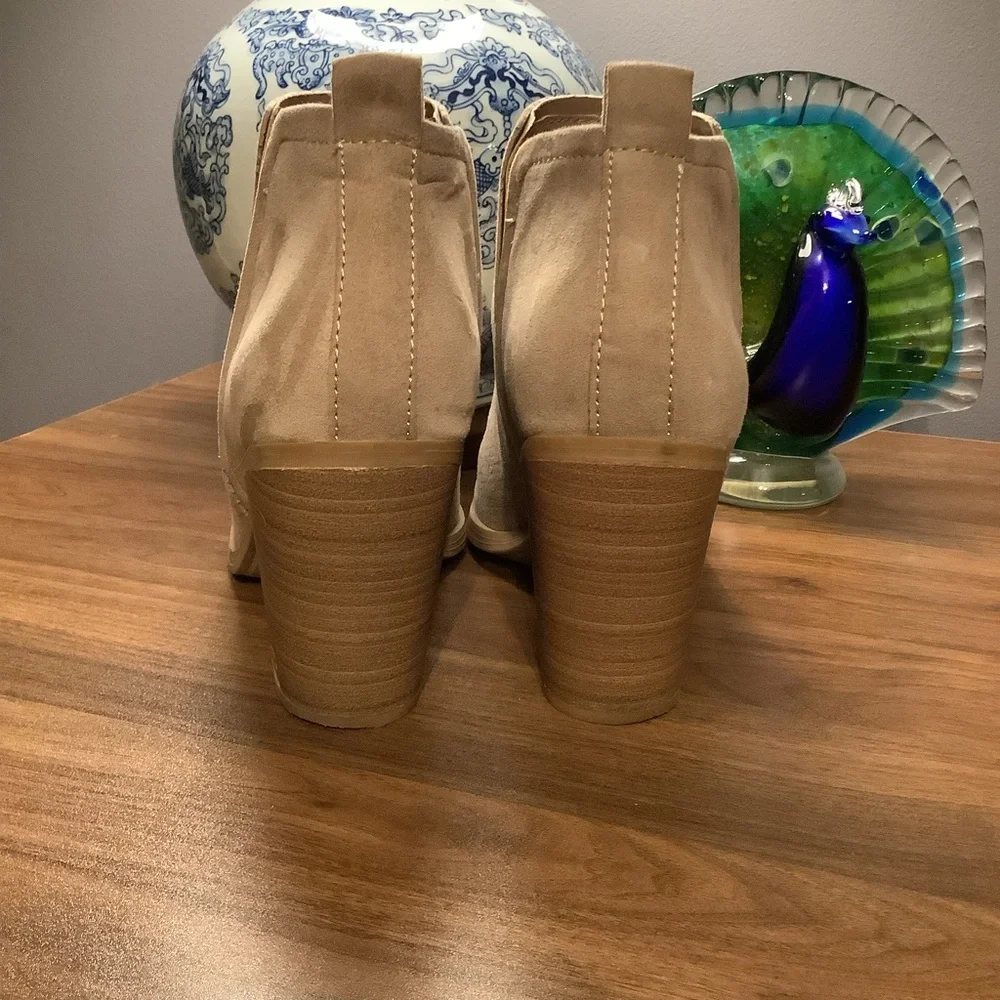 Universal‎ Thread Beige Ankle Booties